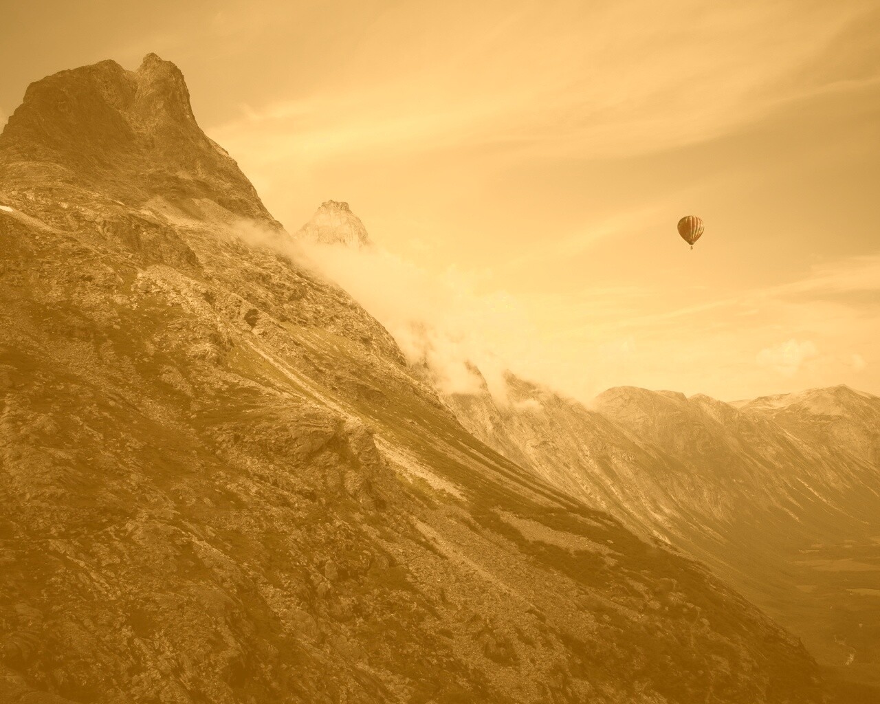 Воздушный шар в горах обои