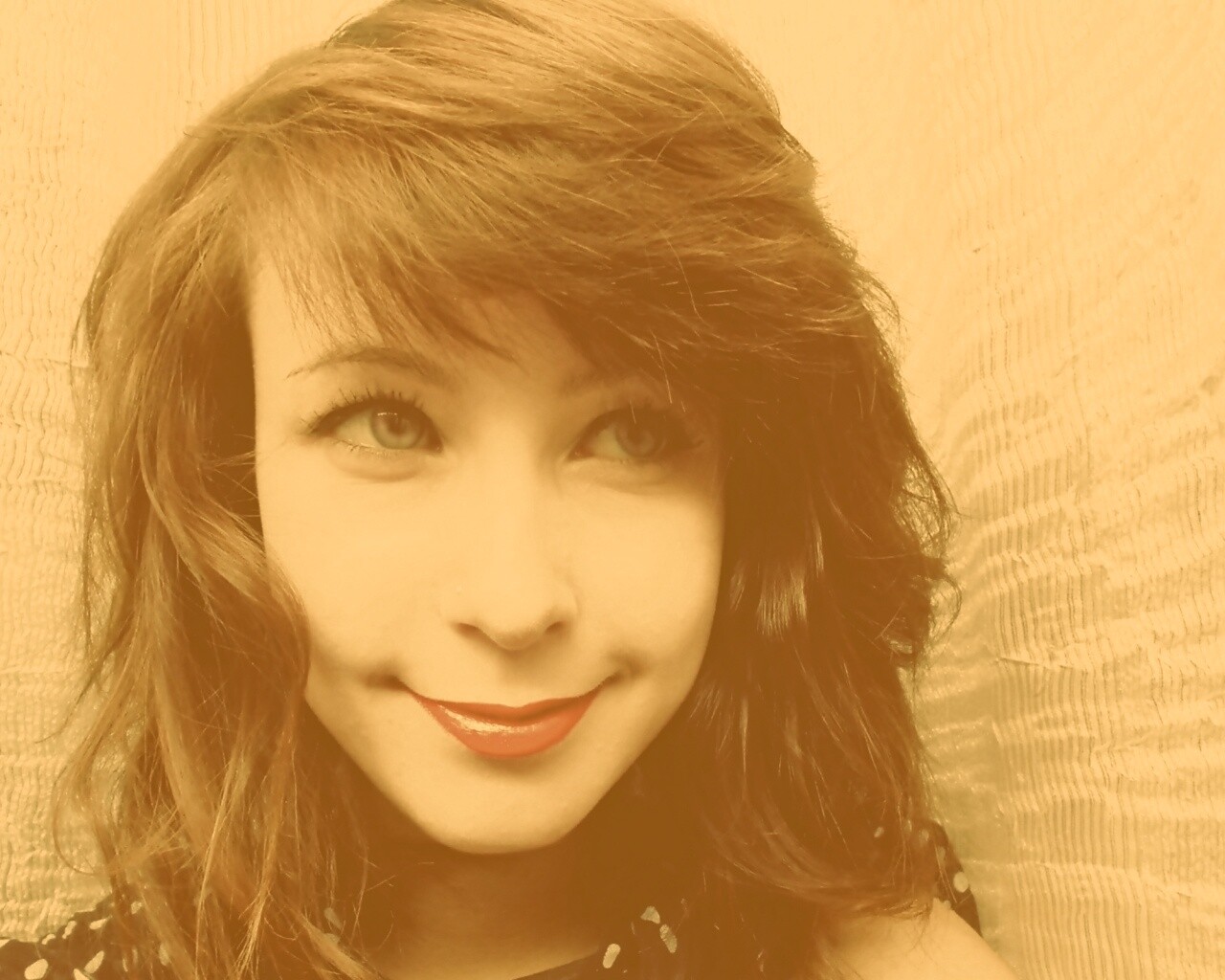 Харизматичная брюнетка обои