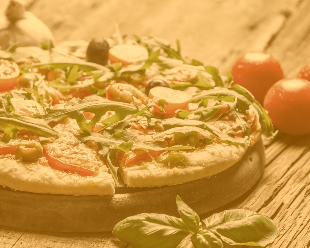 Свежая пицца с рукколой обои