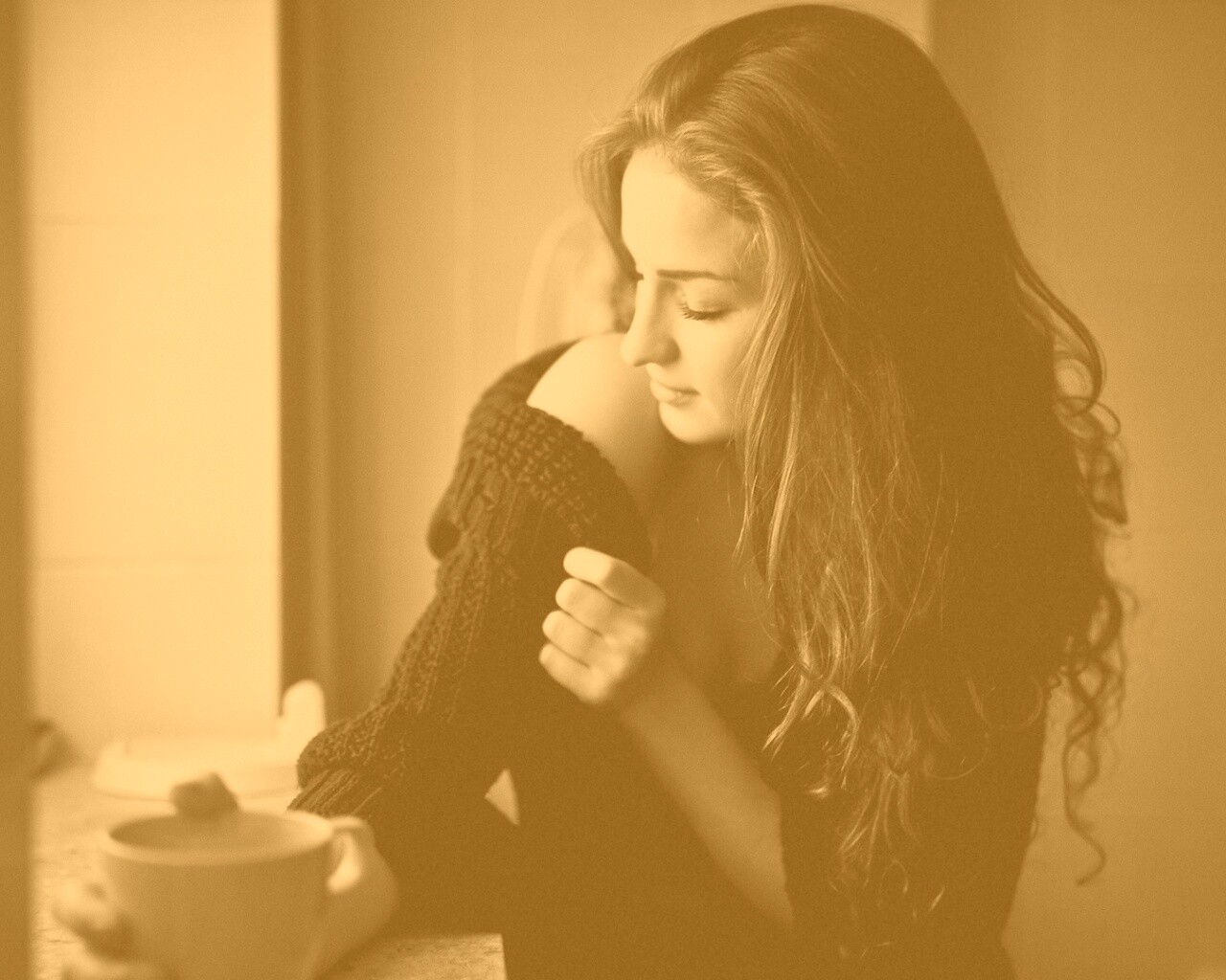 Обнаженное плечо и чашка кофе обои