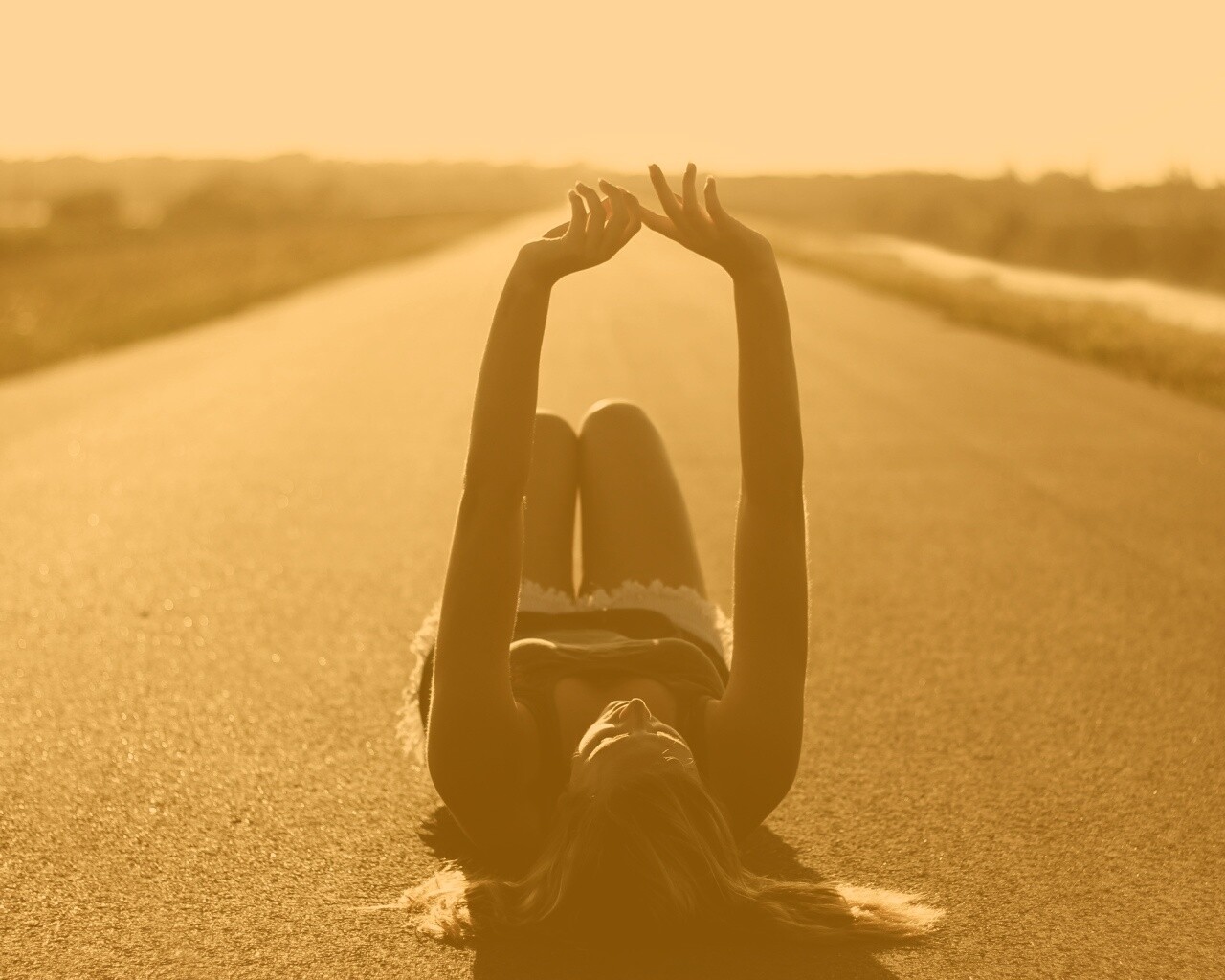 Девушка на асфальте обои