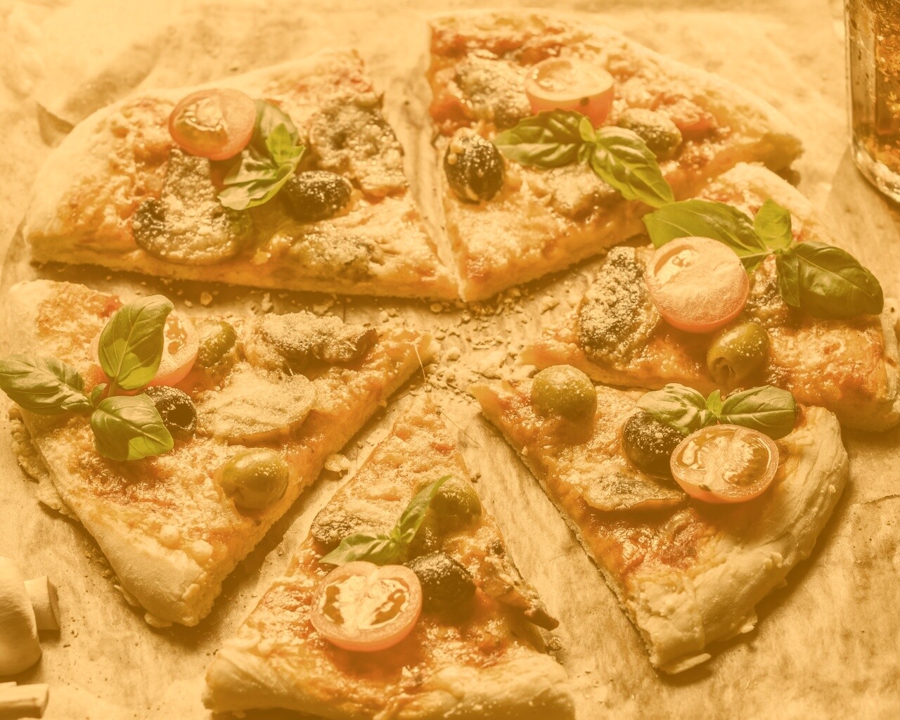 Сочная пицца с томатами и пармезаном обои