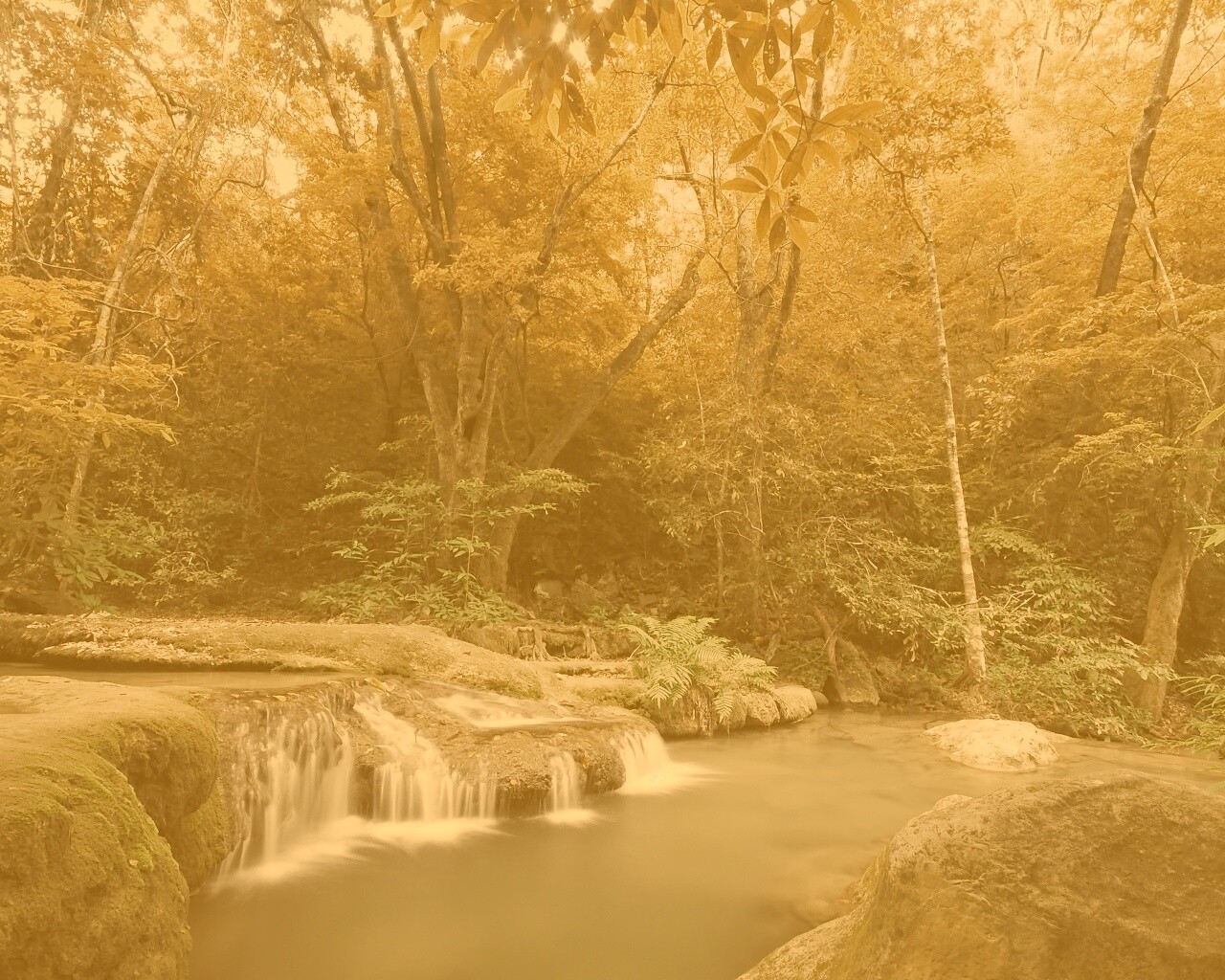 Водопадик в осеннем лесу обои