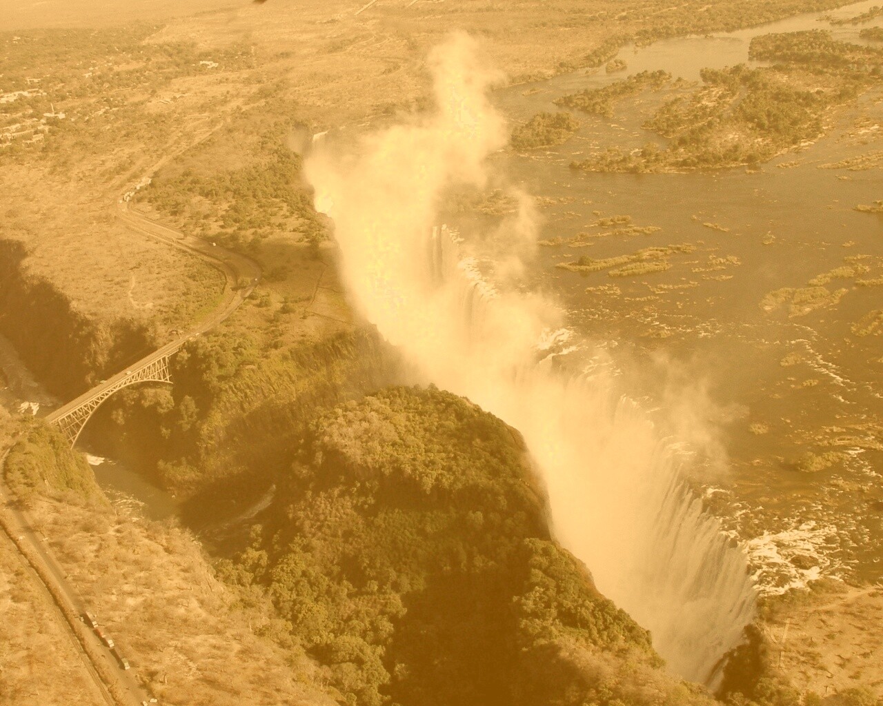 Живописный водопад обои