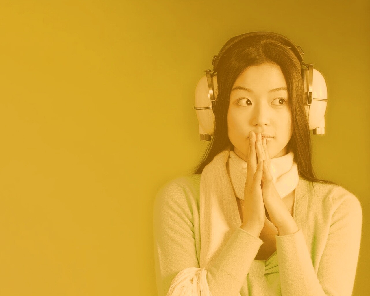 Японка в наушниках обои