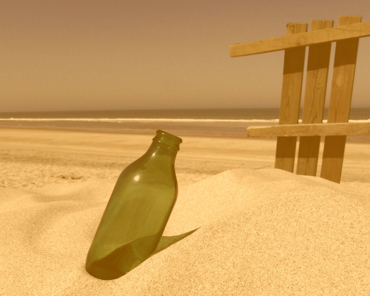 Бутылка на пляже обои