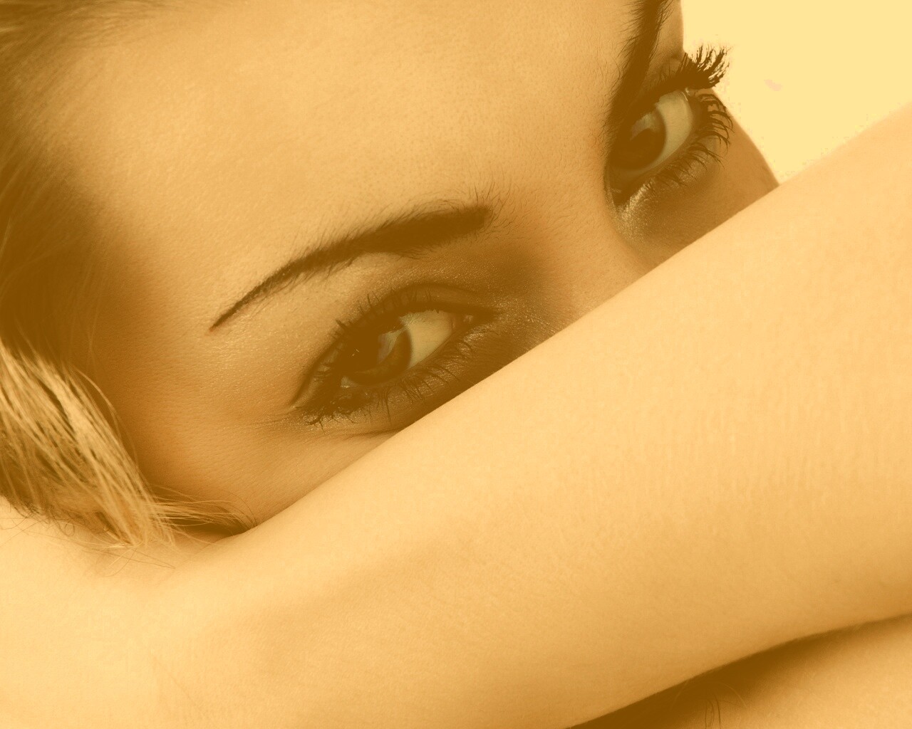 Девушка прикрыла лицо рукой обои