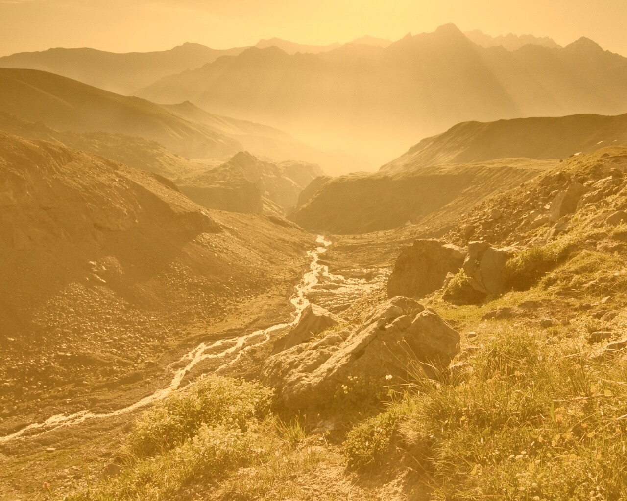 Горы и ручей обои