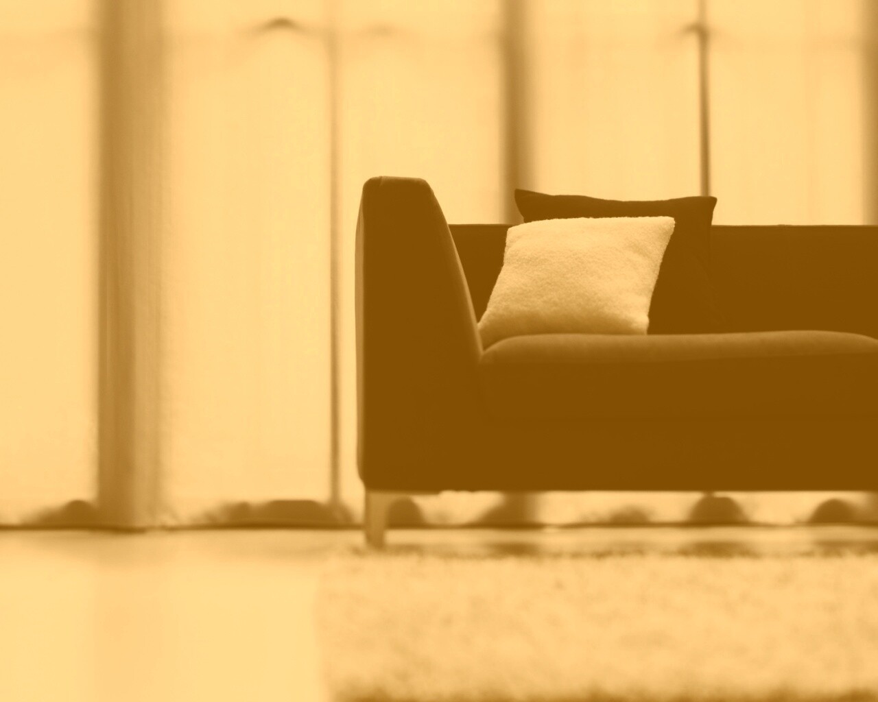 Диван с черной и белой подушками обои