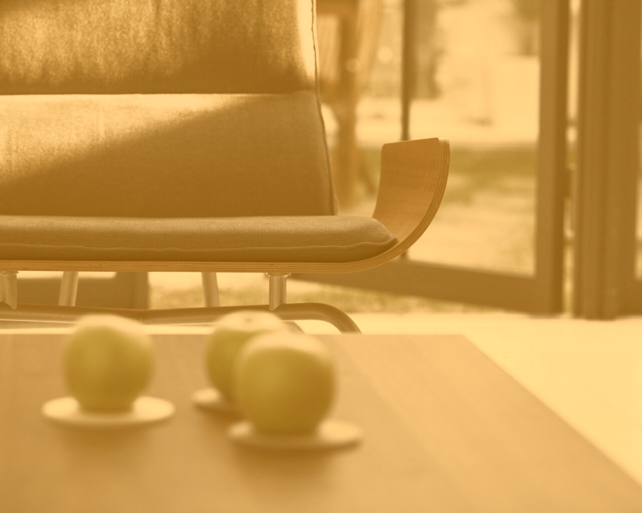 Яблоки на столе обои