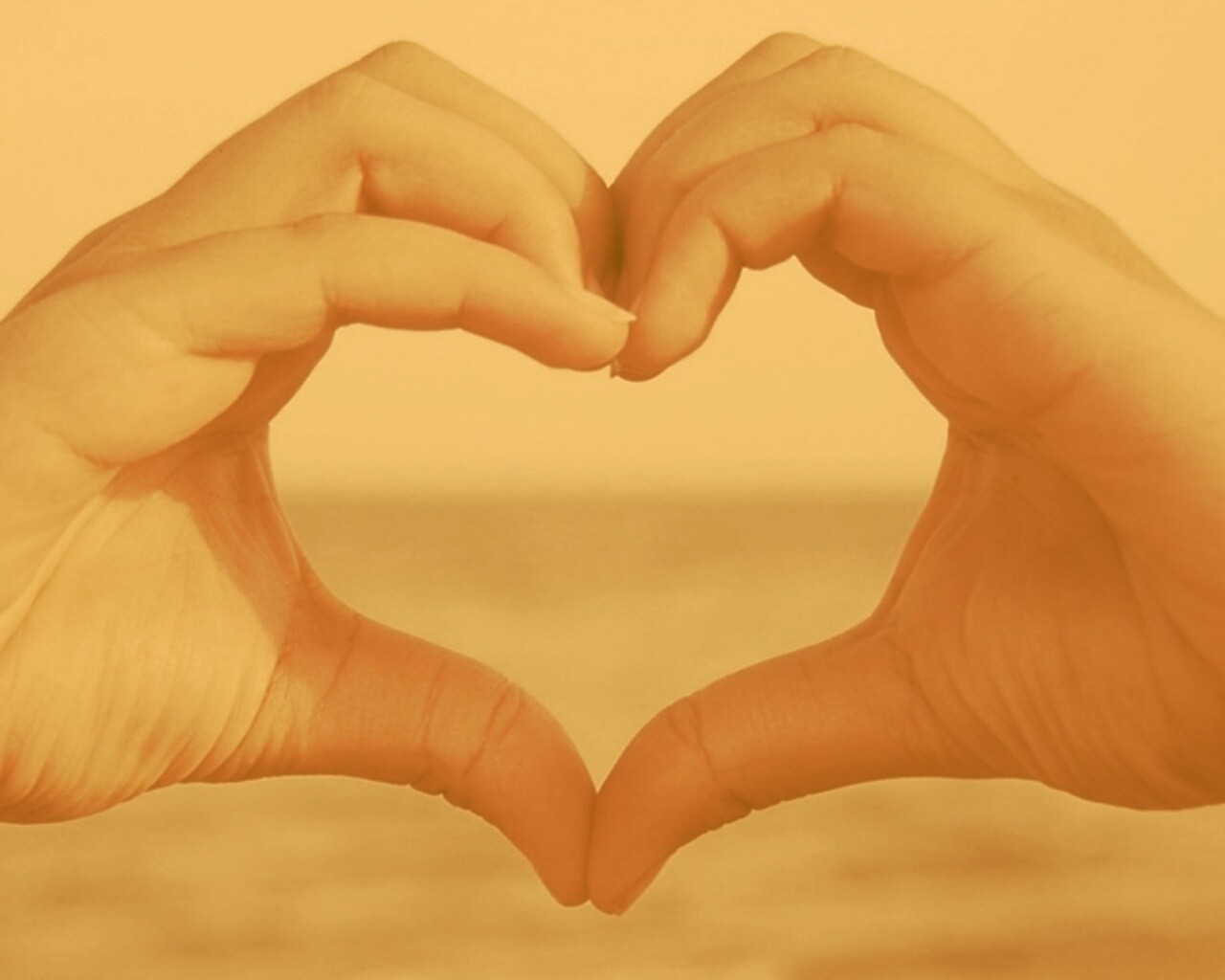 Руки сложенные сердечком обои
