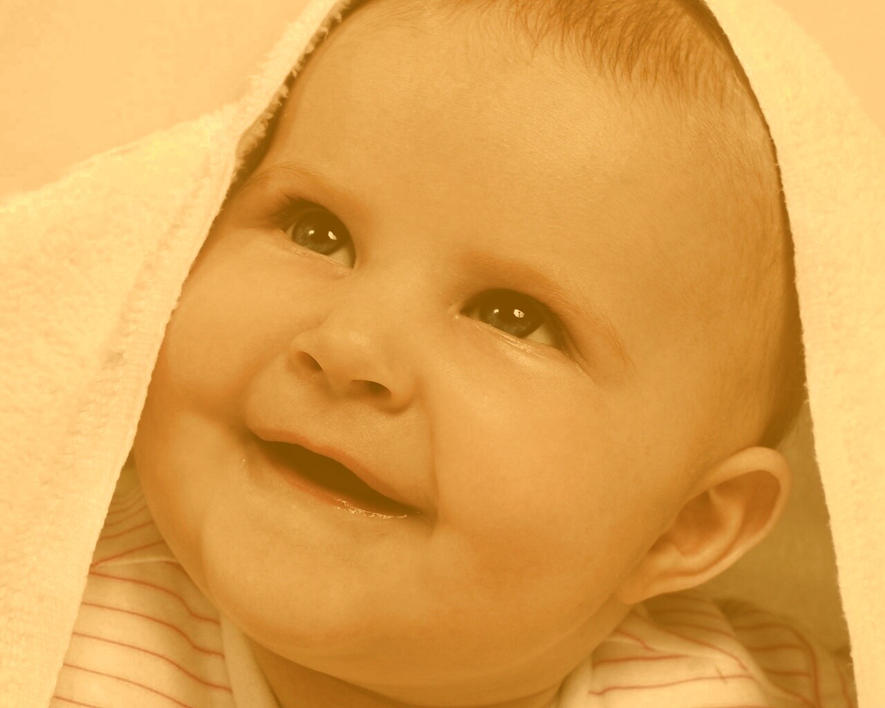 Малыш под полотенцем обои