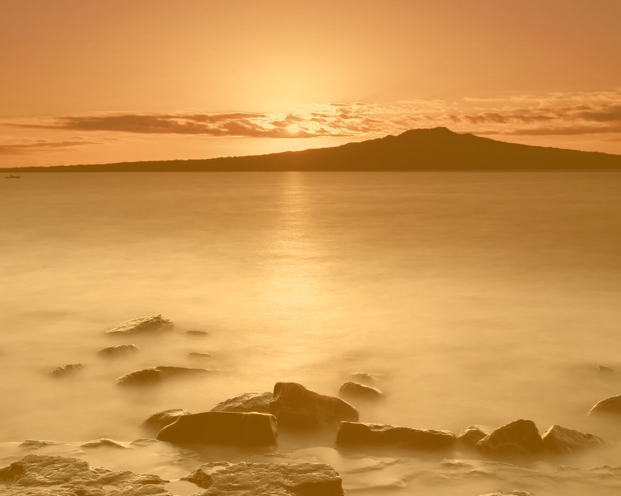 Восход над озером обои