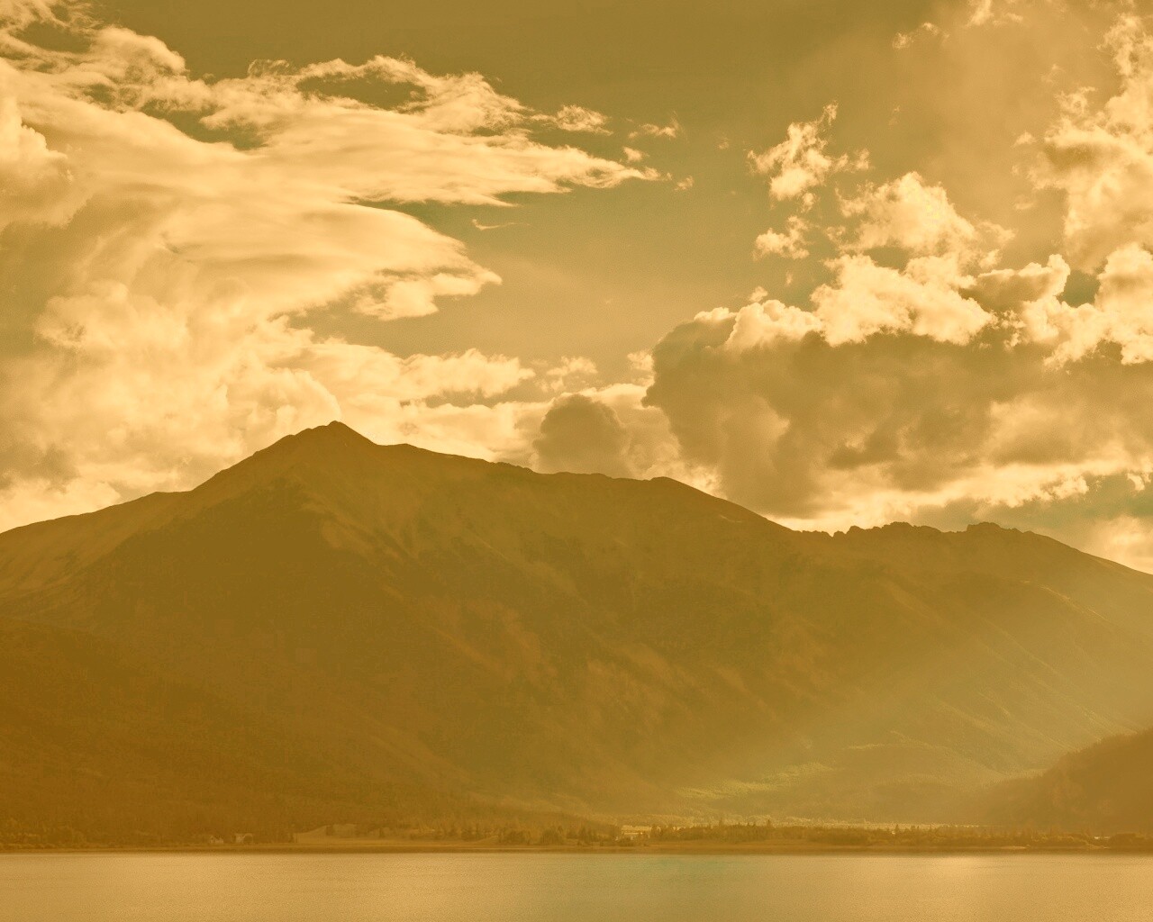 Свет на склонах гор обои