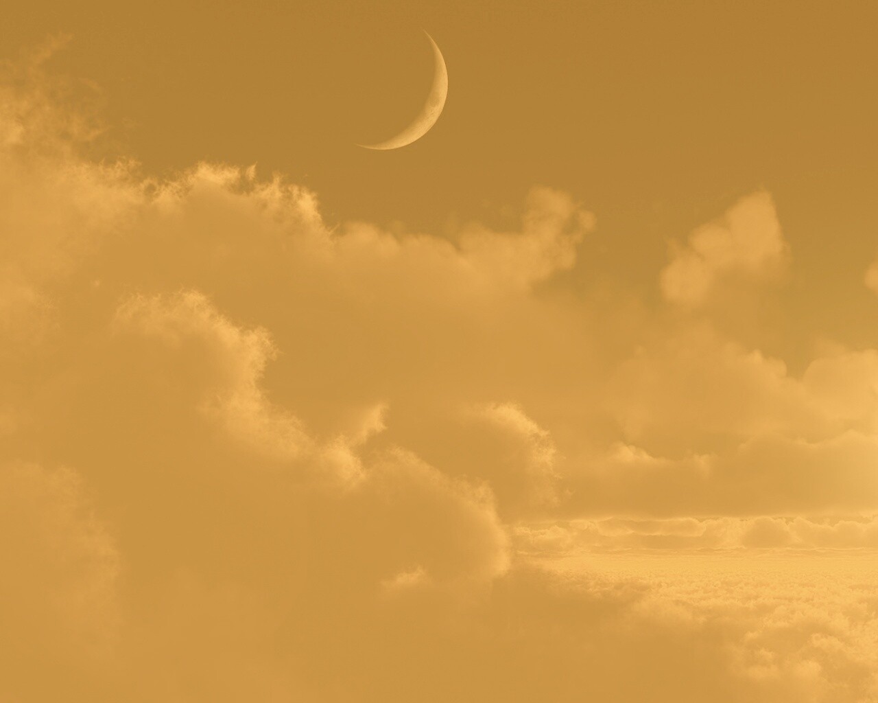 Закат и месяц над облаками обои