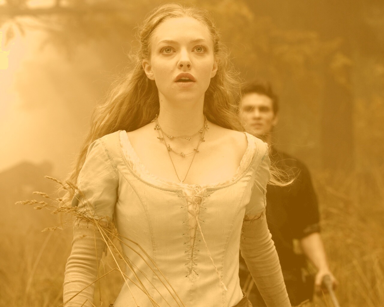 Аманда Сейфрид в Красной Шапочке обои