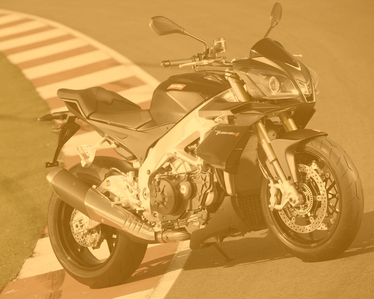 Спортивный мотоцикл Априлия на треке  обои