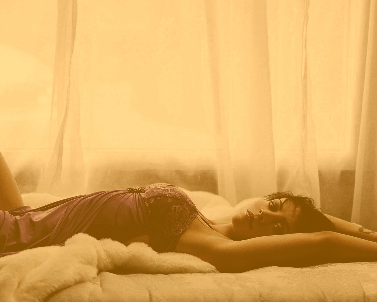 Алиса Милано на кровати обои