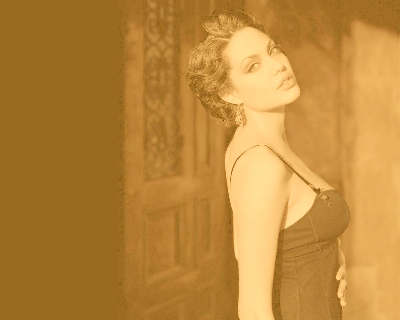 Анджелина Джоли в черном платье обои