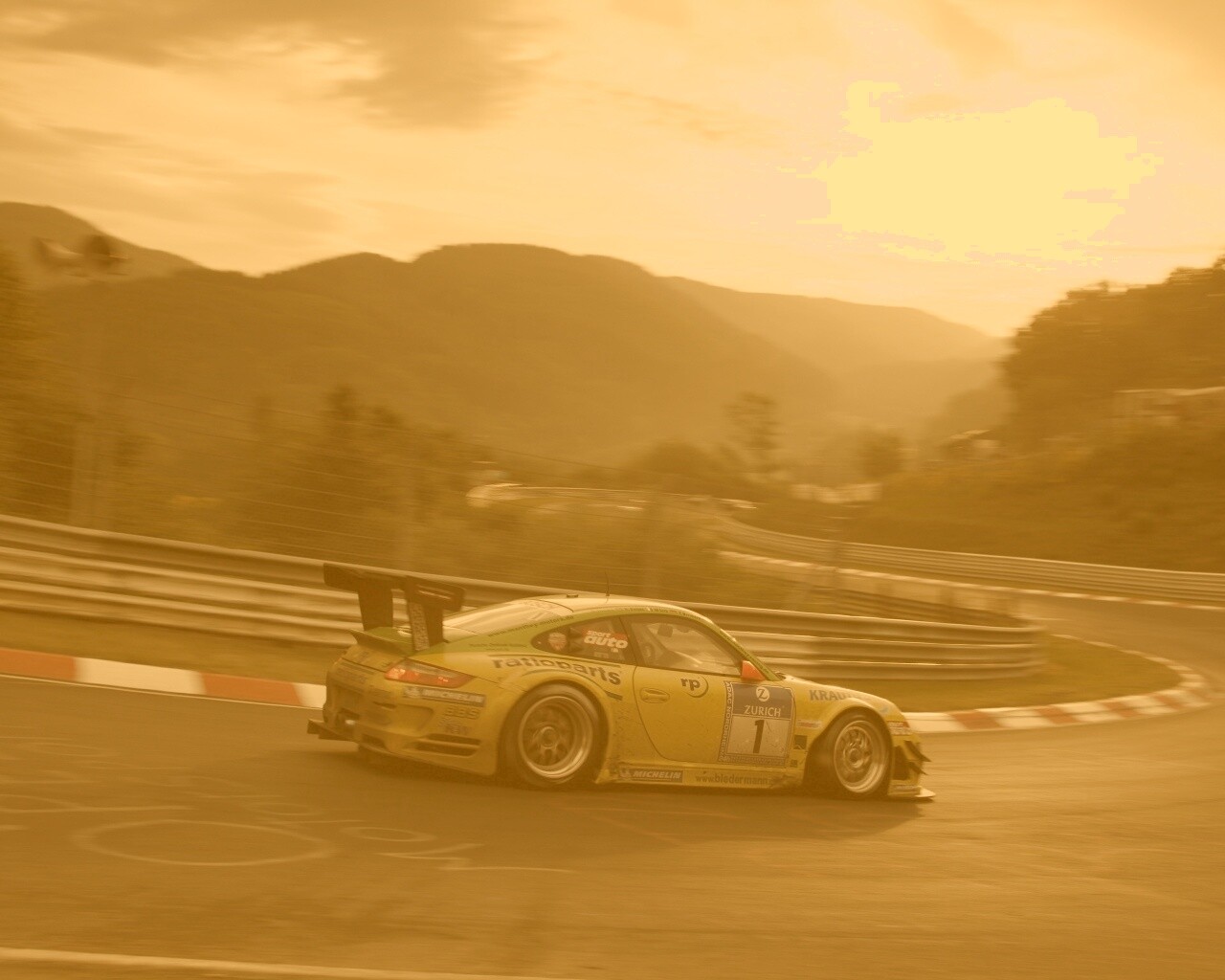 Гоночная трасса в горах и Порше обои