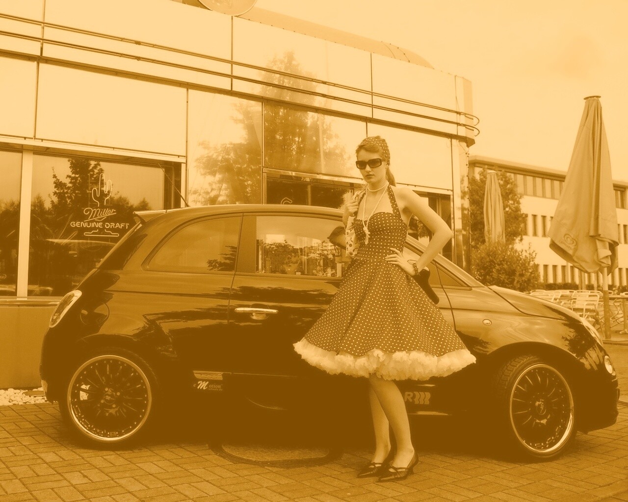 Fiat 500 и девушка обои