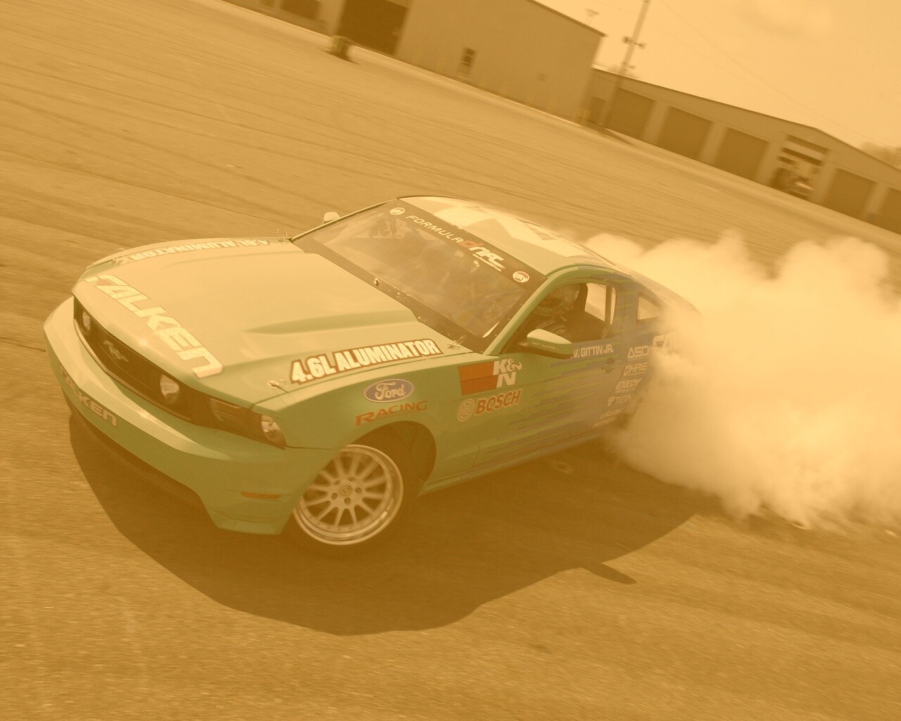 Мустанг дрифтует обои