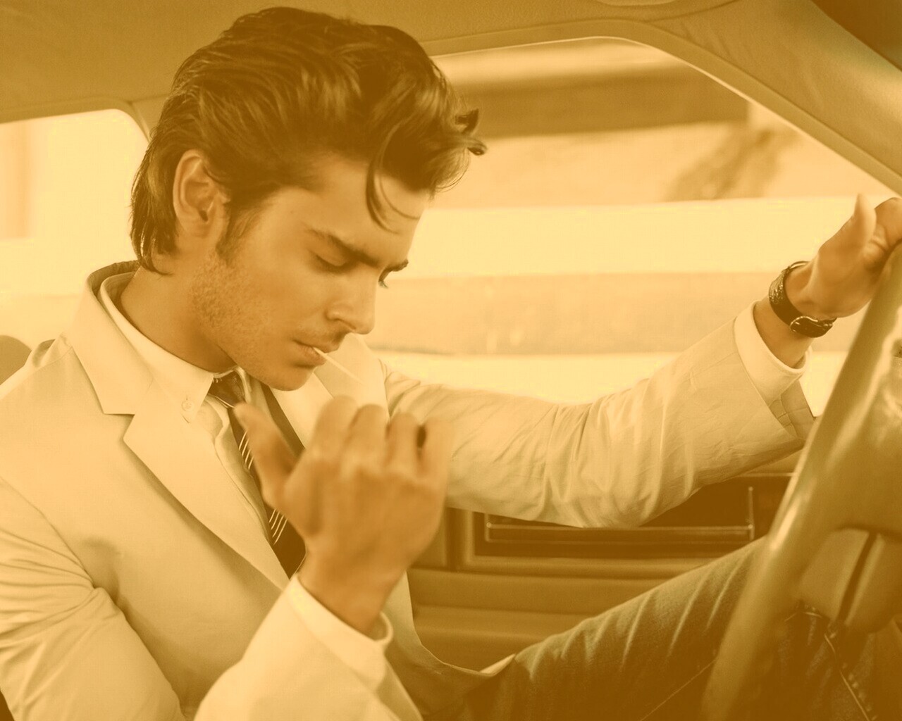 Мужчина прикуривает в машине обои