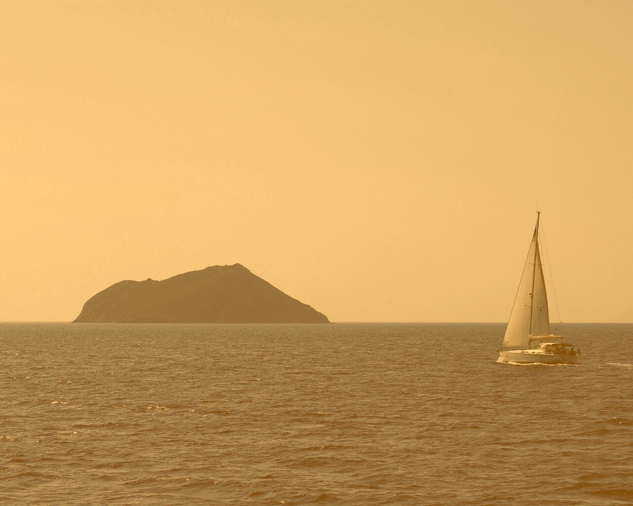 Яхта в море обои