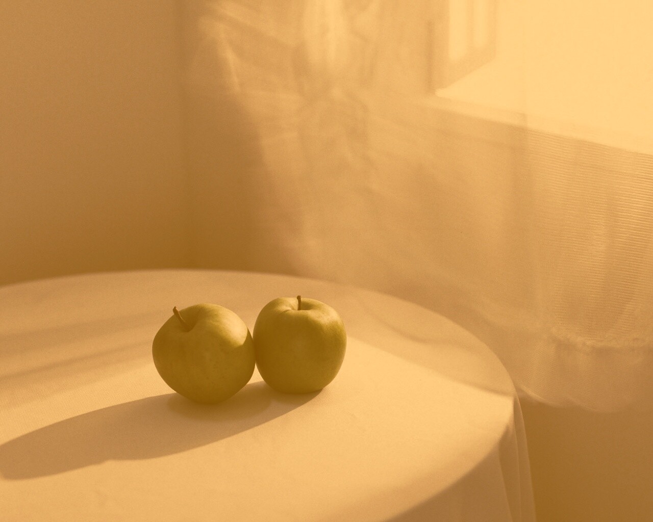 Яблоки на столе перед окном обои