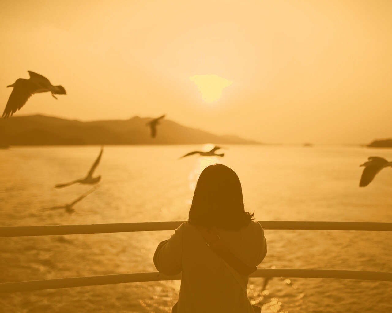 Девочка глядит на озеро обои