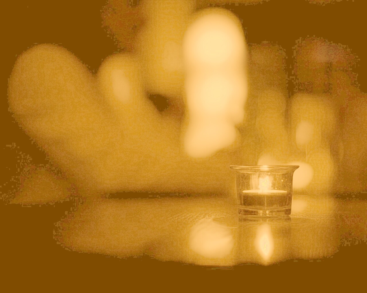 Свеча во тьме обои