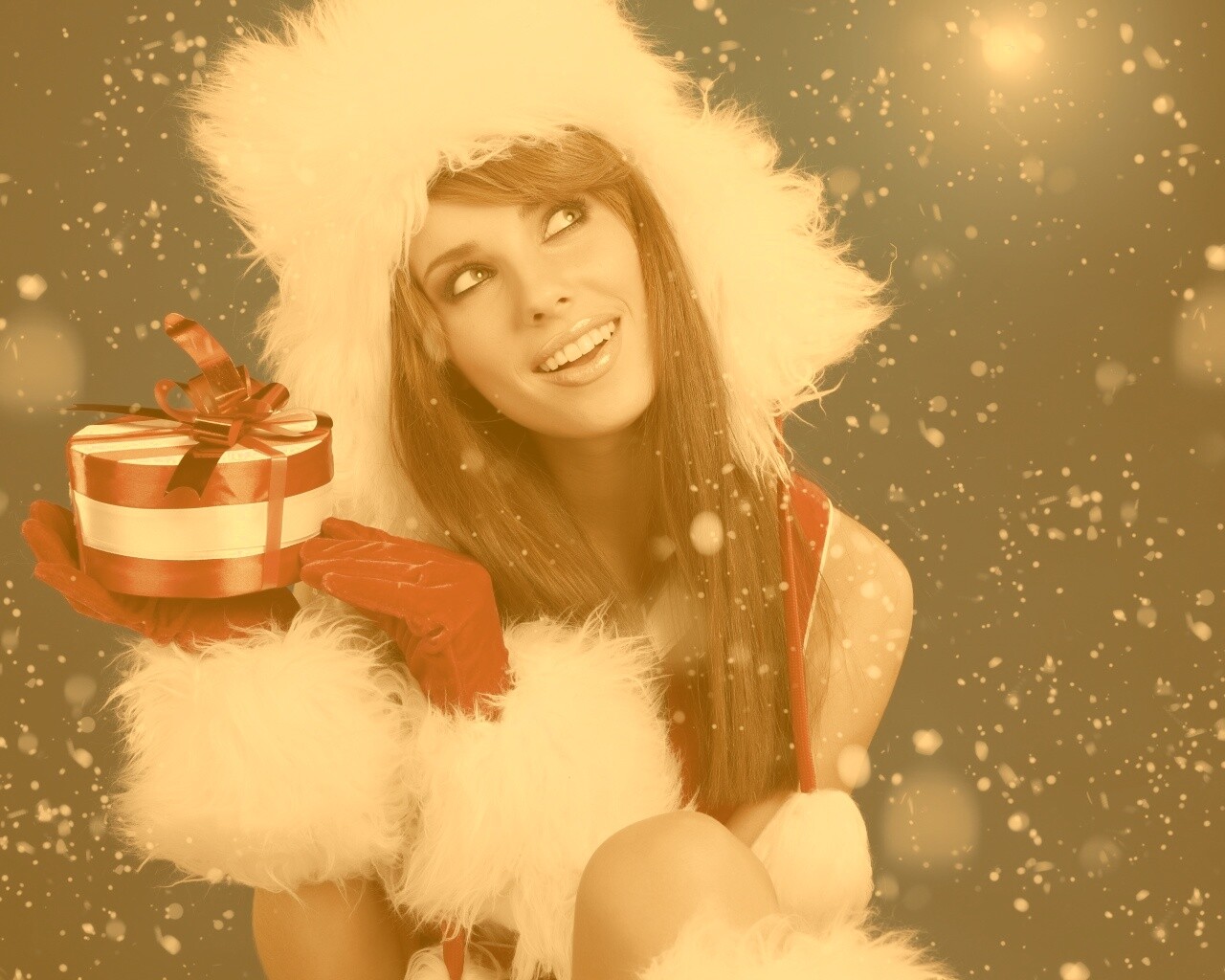 Девушка с новогодним подарком обои