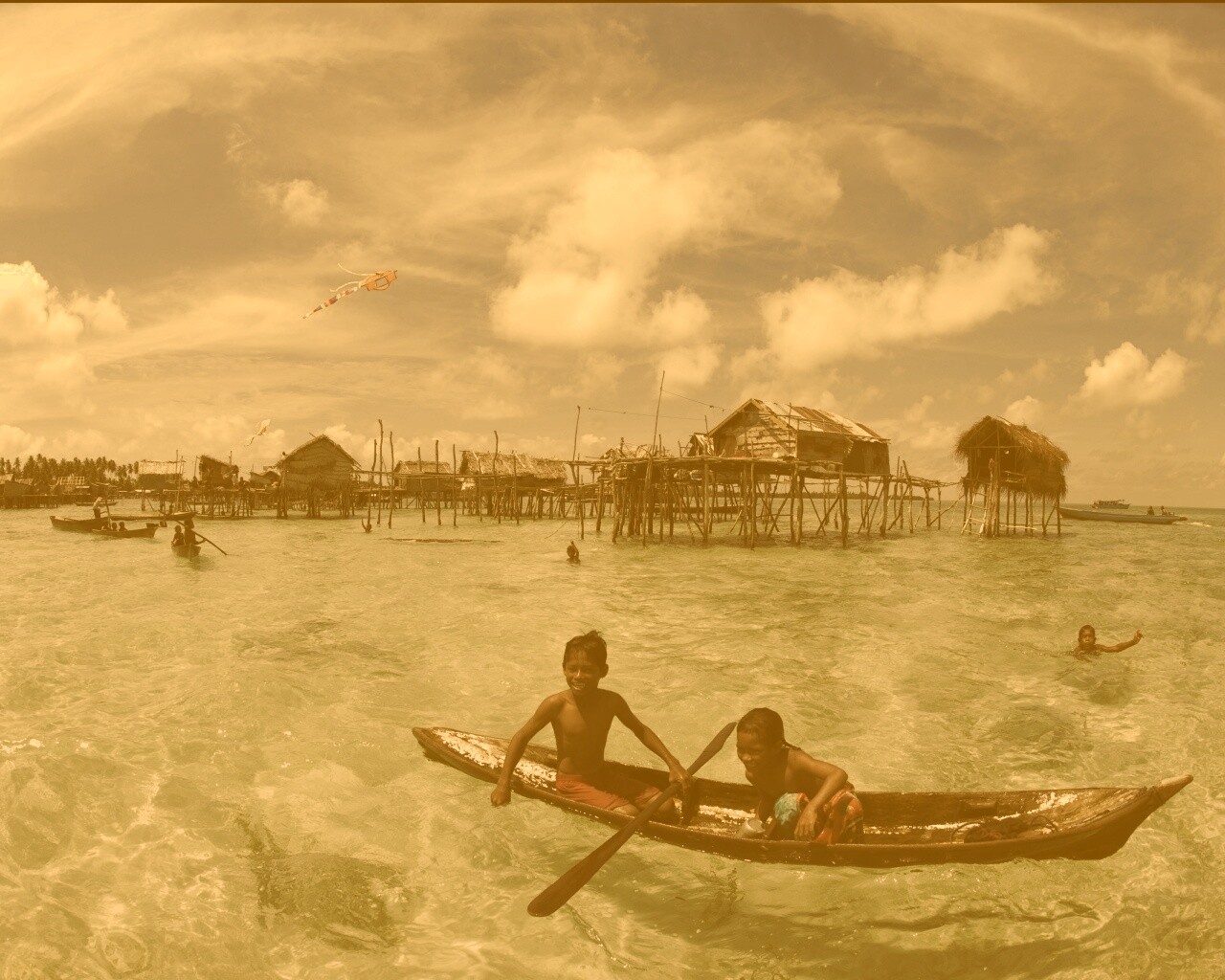 Дети в лодке у поселения туземцев обои