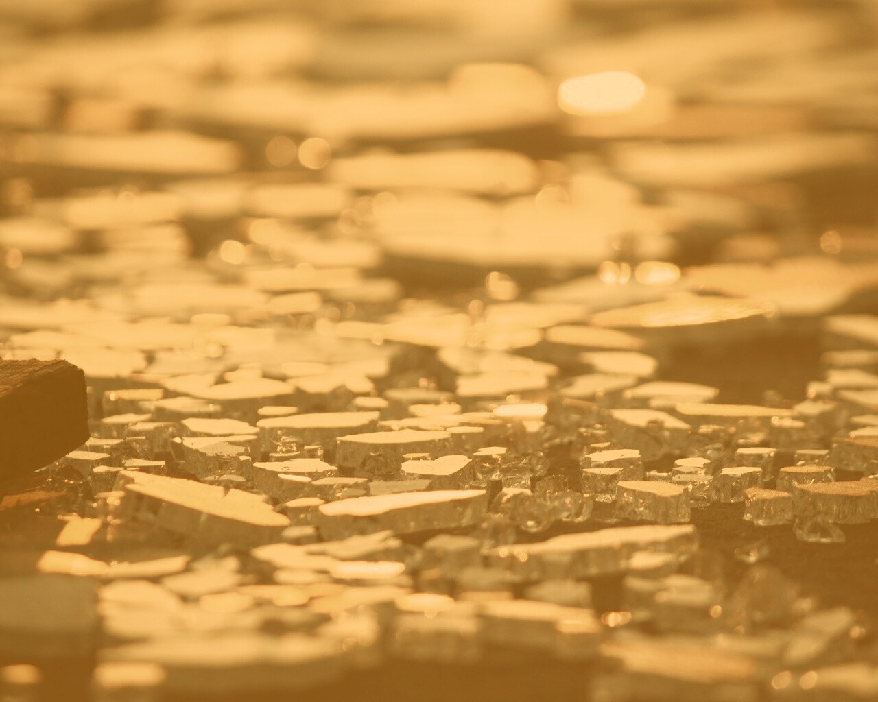 Битое стекло в лучах солнца обои