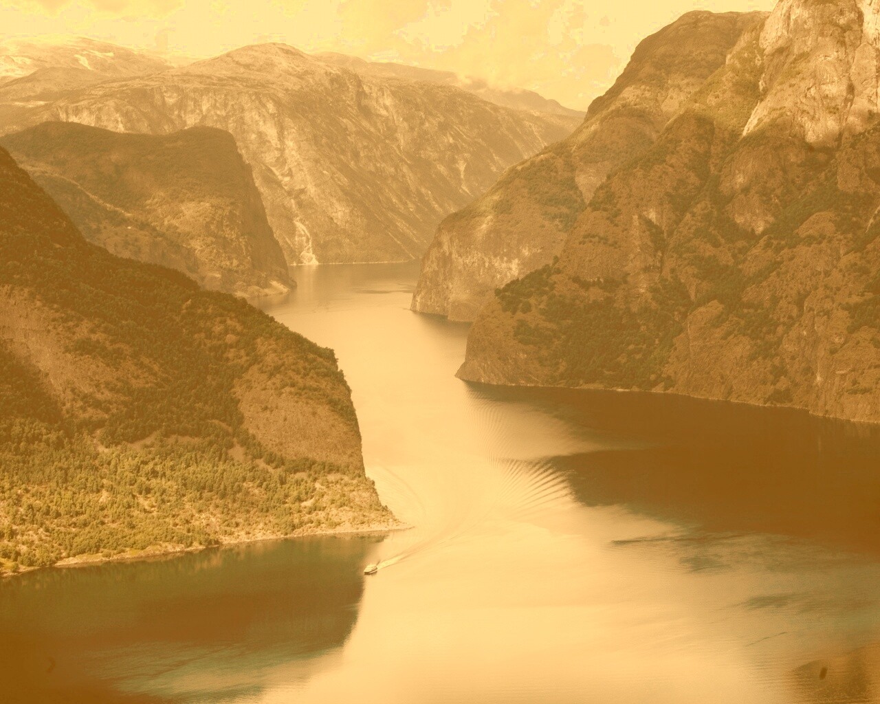 Лодка на реке среди высоких гор обои