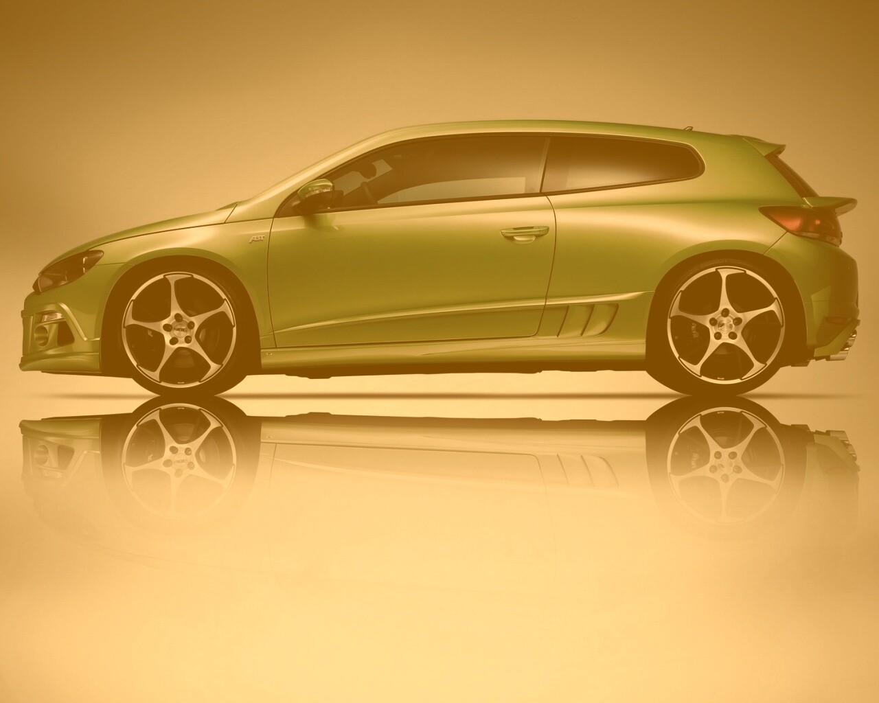 Зелёный трёхдверный хэтчбек обои