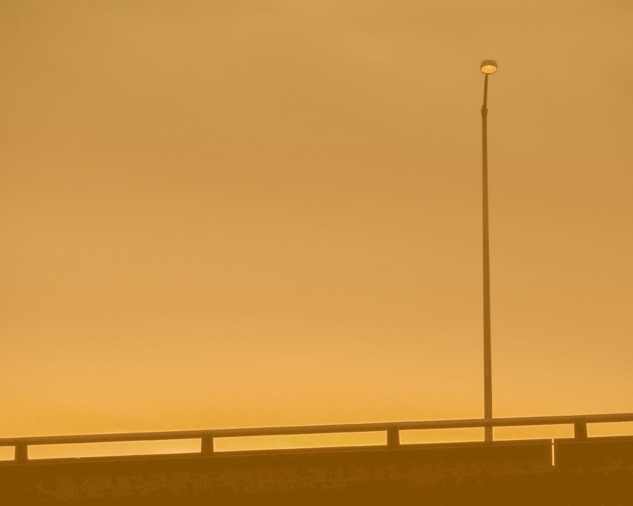 Одинокий фонарь обои