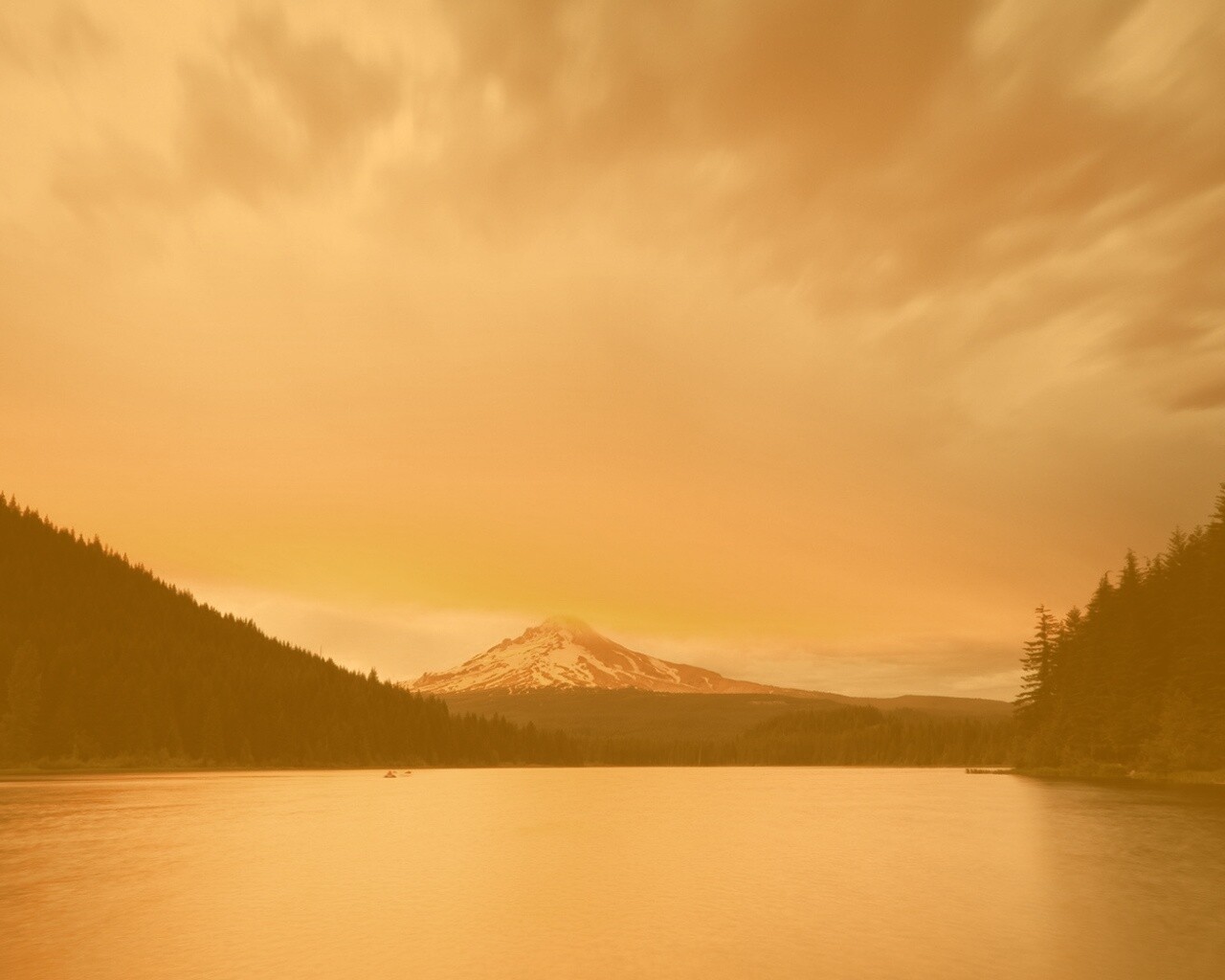 Закат над горой обои