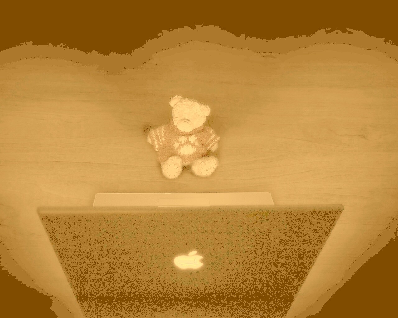 Плюшевый мишка за ноутбуком обои