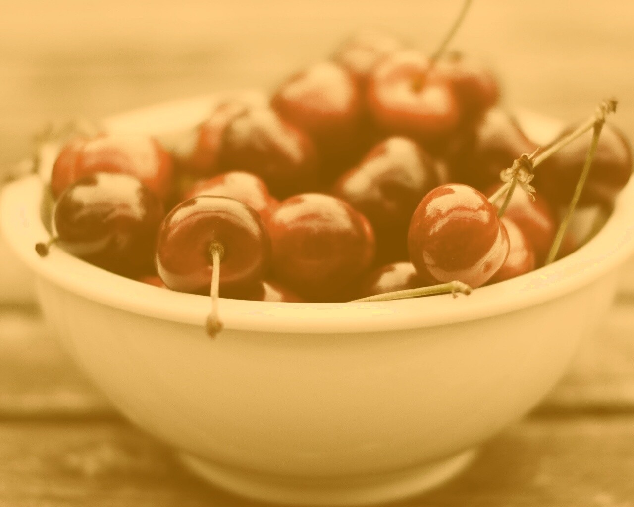 Миска спелой черешни обои