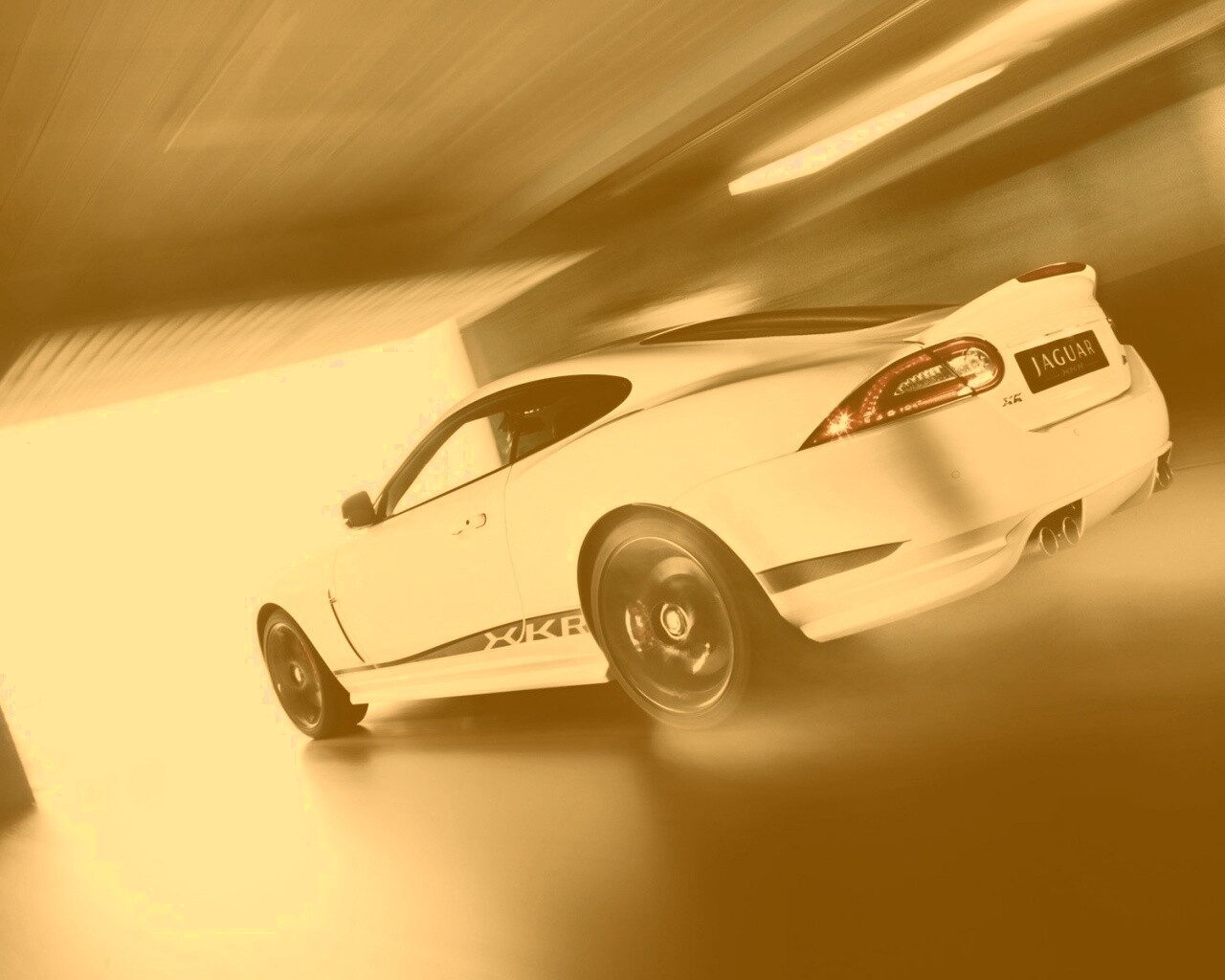 Белый ягуар в гараже обои