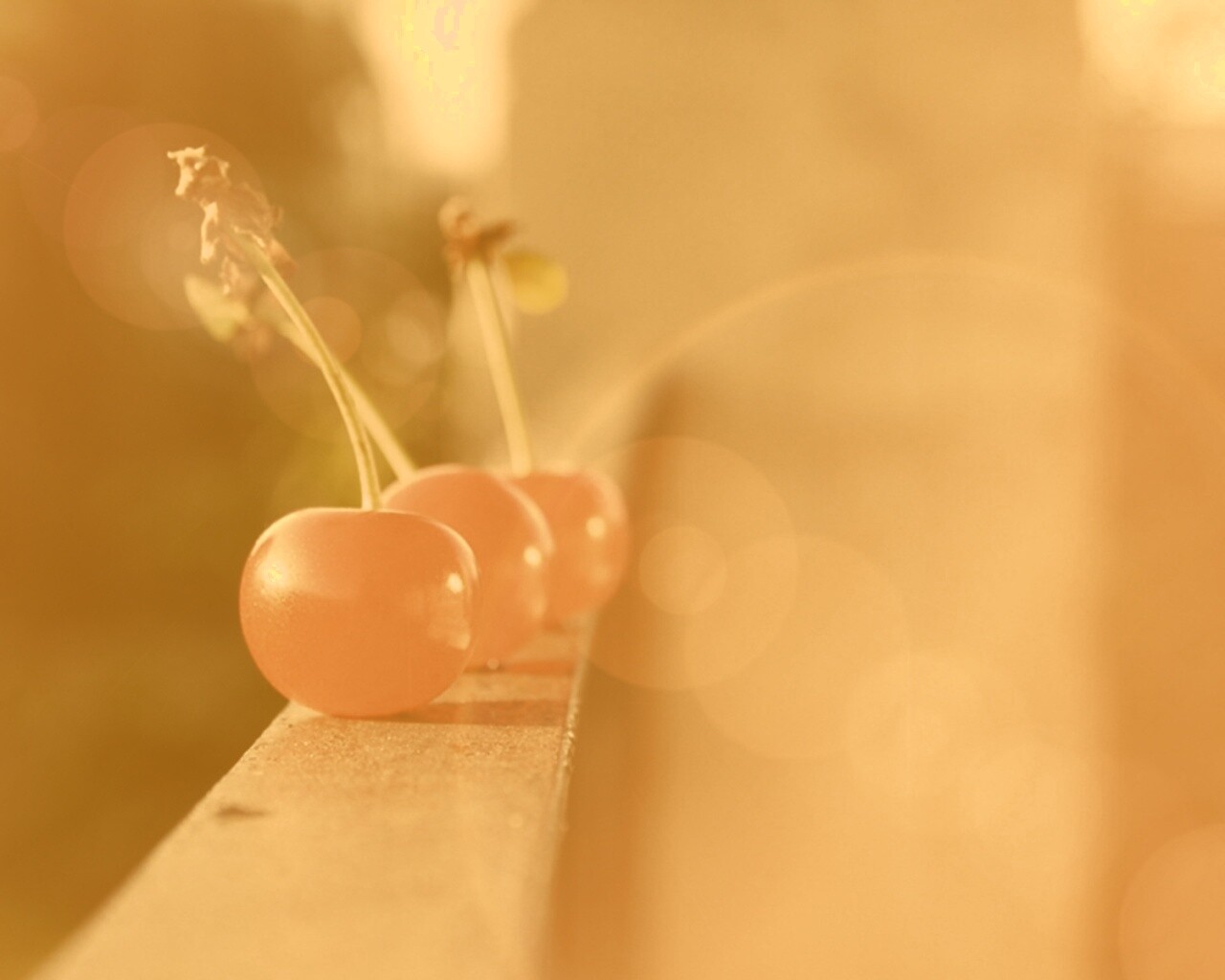 Вишенки на перилах обои