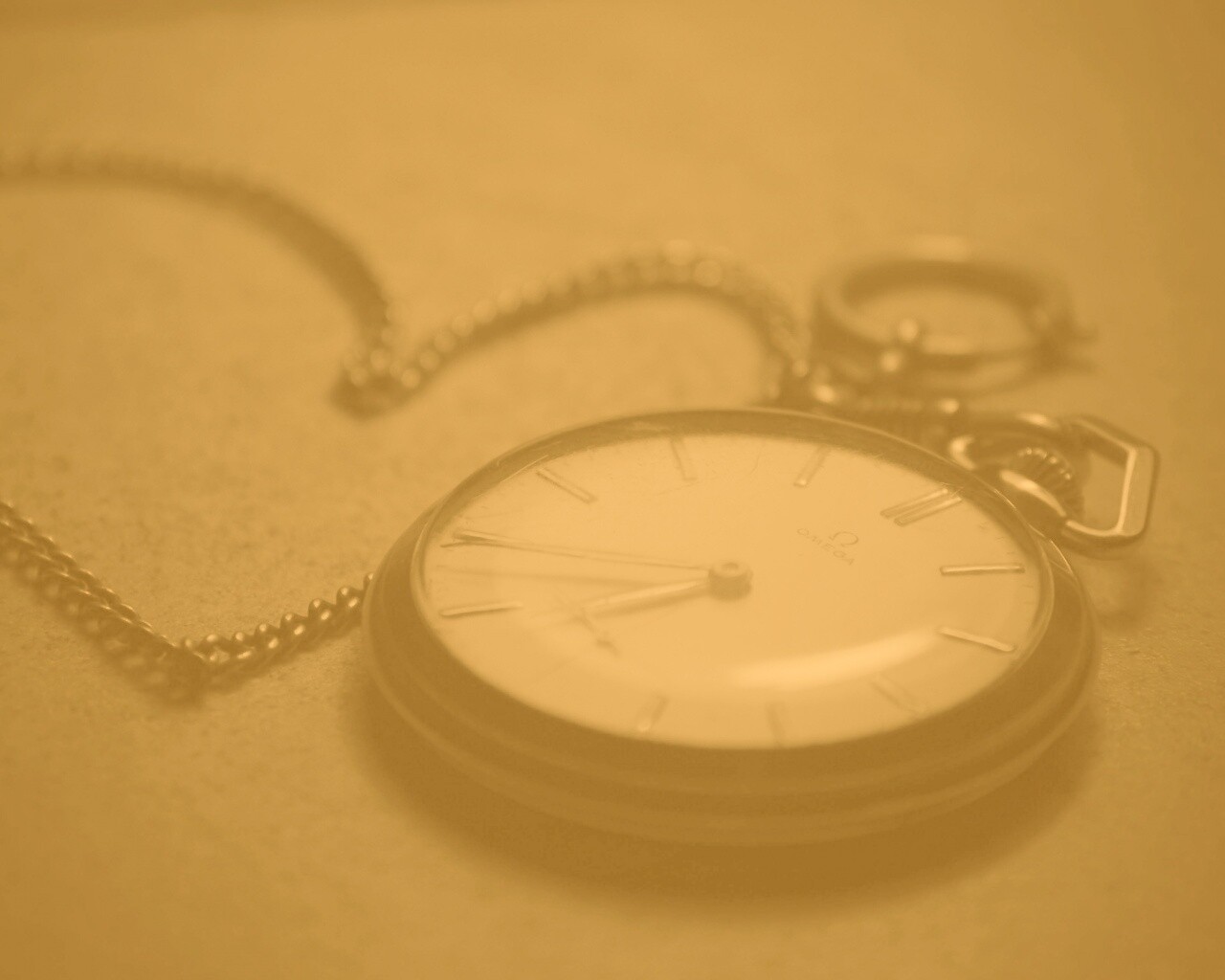 Часы на цепочке обои