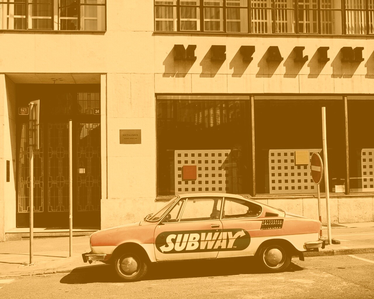 Реклама Subway на машине в Праге обои