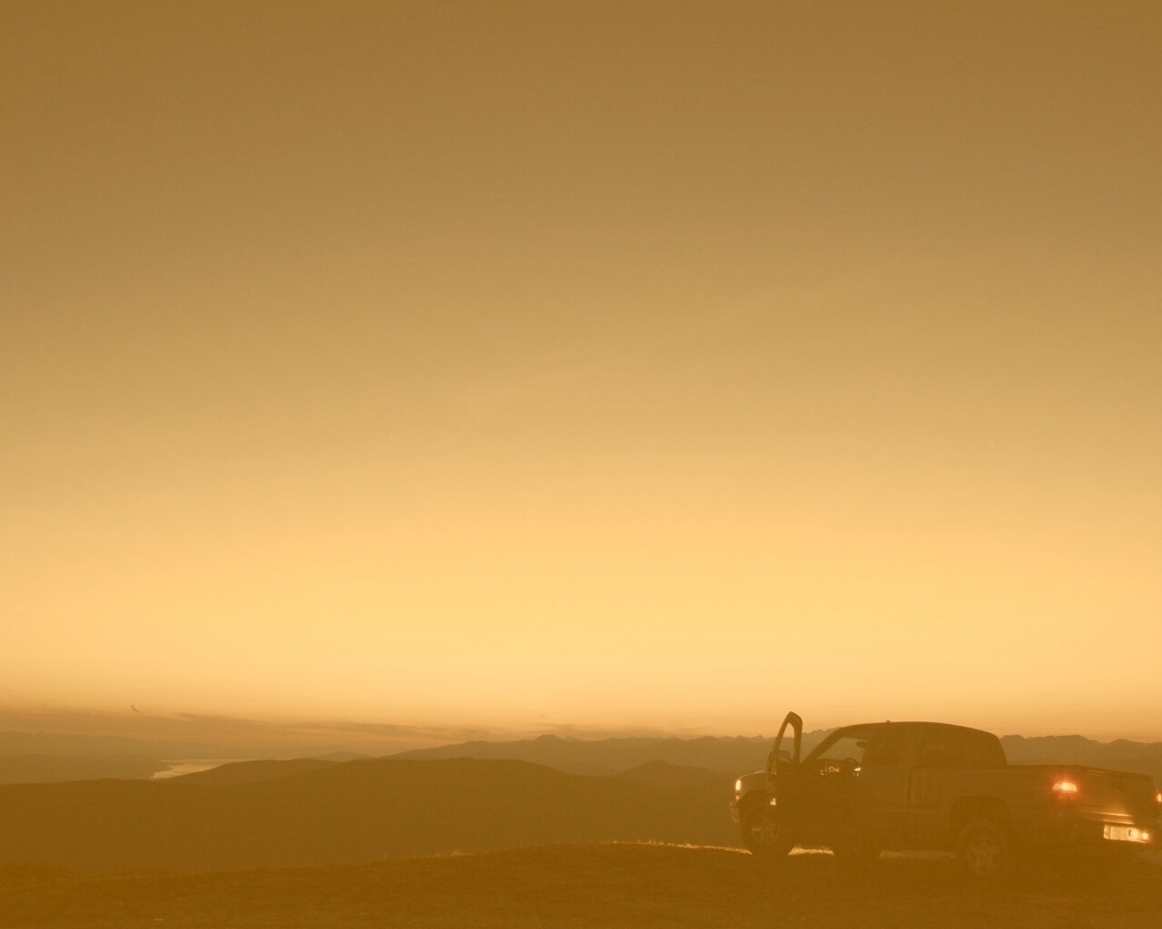 Авто на фоне заката обои