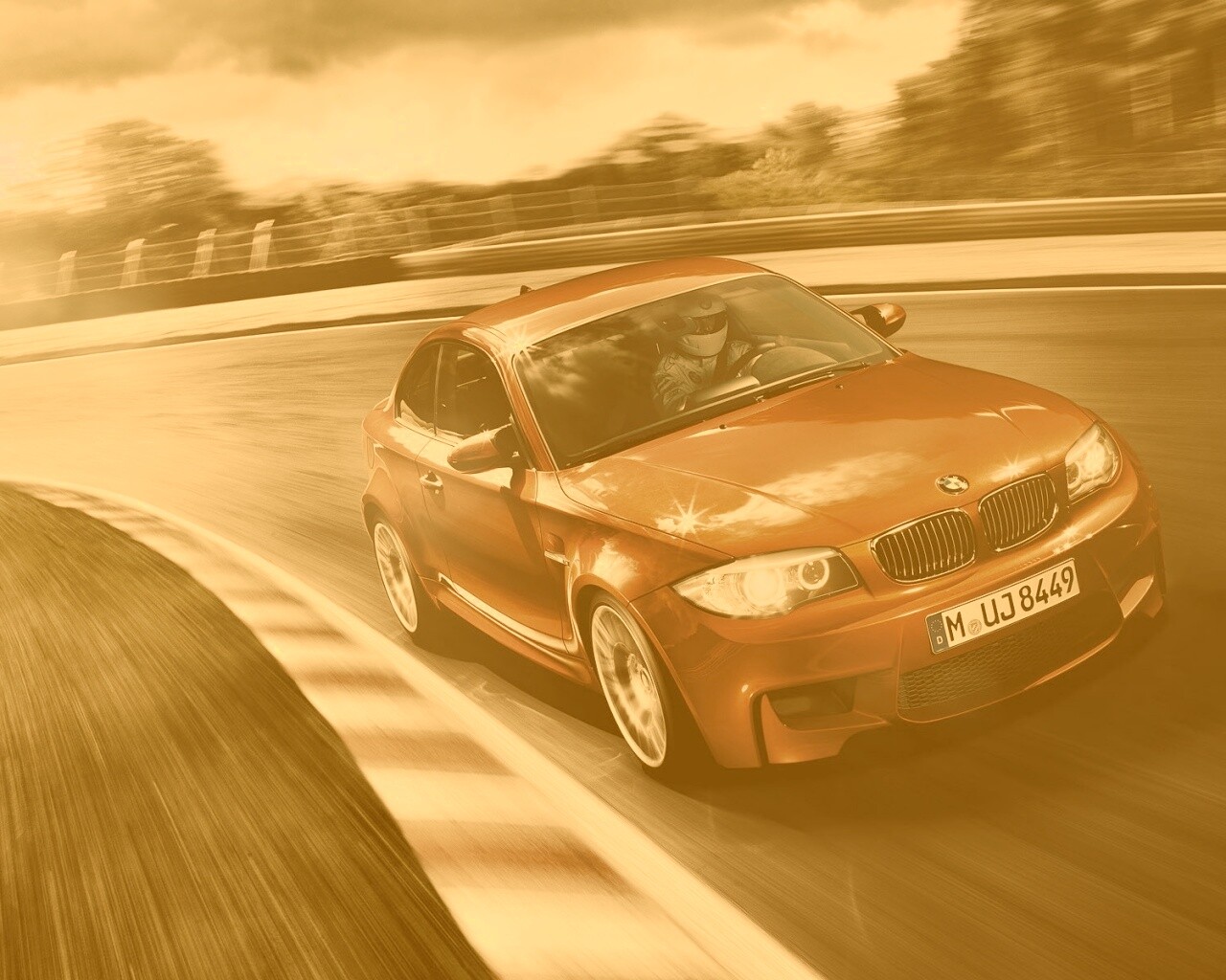 Гонщик за рулем BMW M1 обои