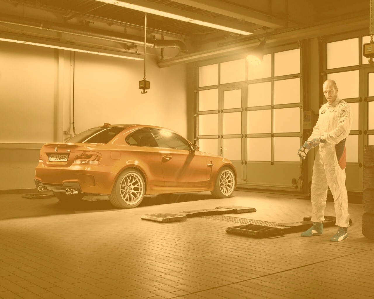 Гонщик и BMW M1 в гараже обои