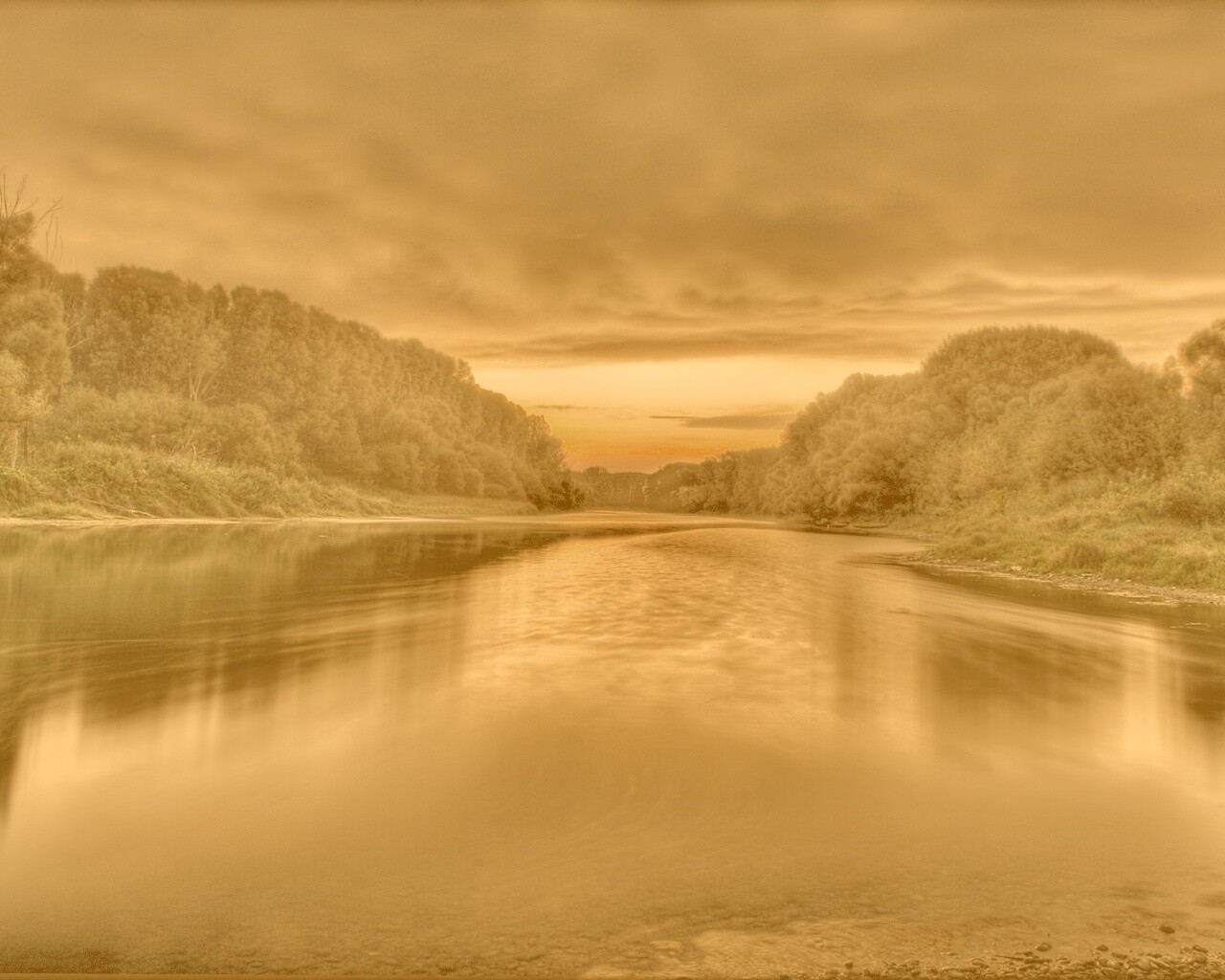 Багровый закат и водная гладь обои