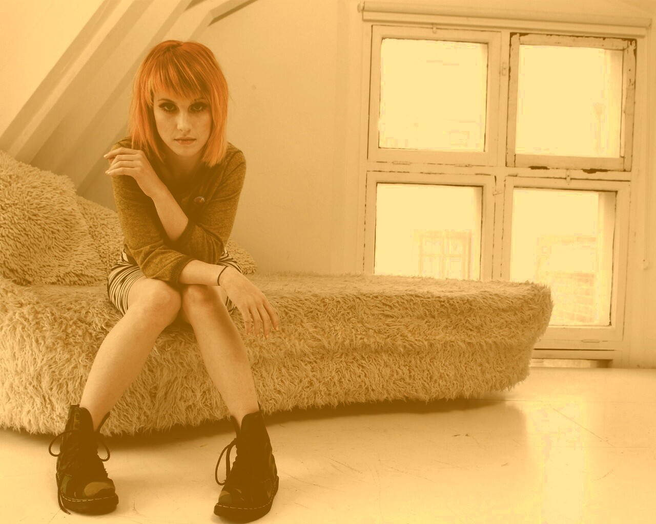 Рыжая в комнате обои