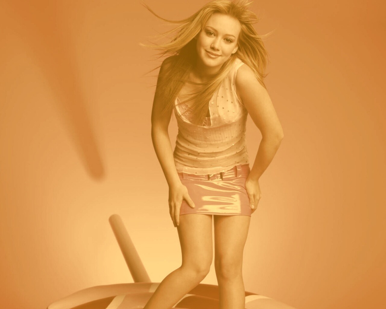 Хилари Дафф в кожаной миниюбке обои